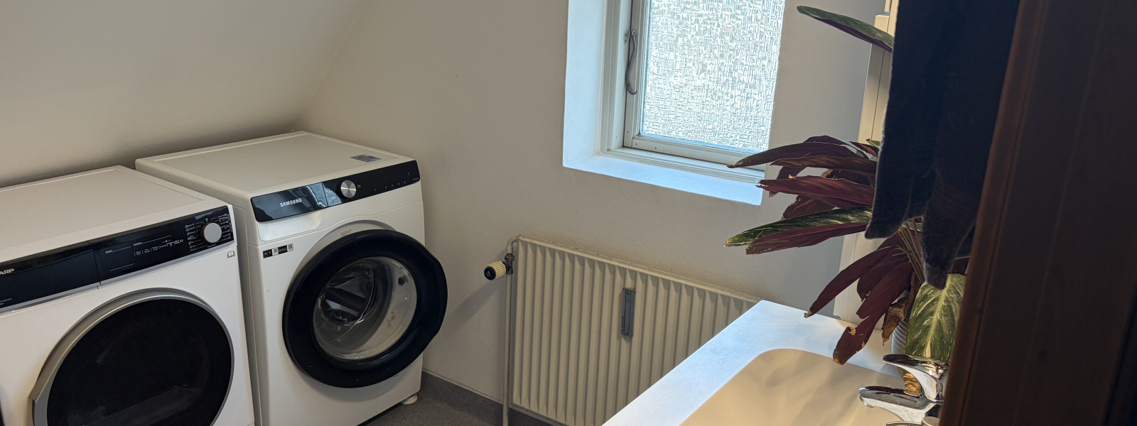 badeværelse med mulighed for vaskemaskine mm